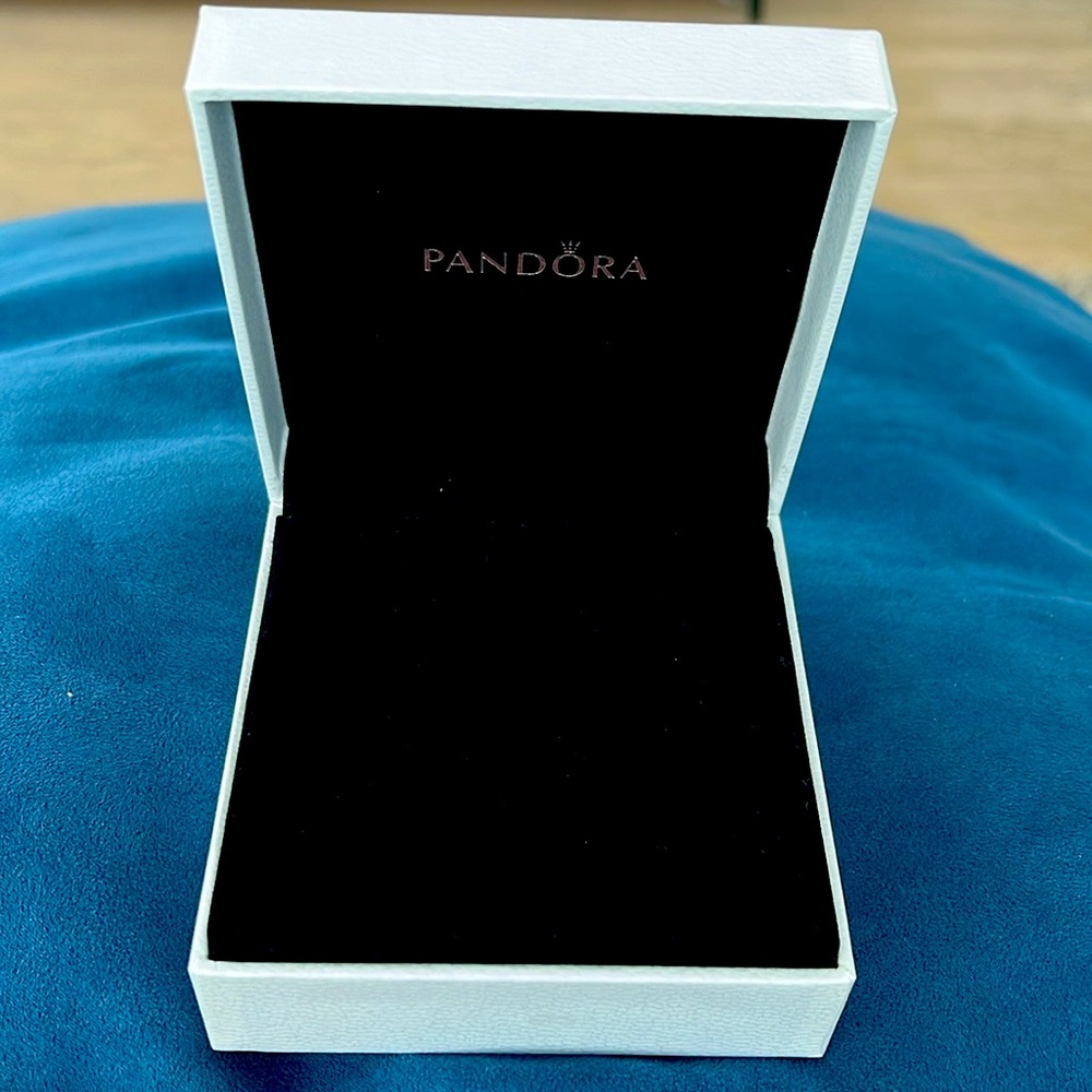 Authentic Pandora Box with Pouch (standard for bracelet or necklace) - Picture 2 of 7